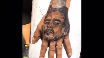 ¡Esa sí que es la Mano de Dios! Un fanático se hizo un tatuaje de la cara de Maradona en la mano