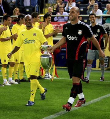 Marcos Senna and Pepe Reina