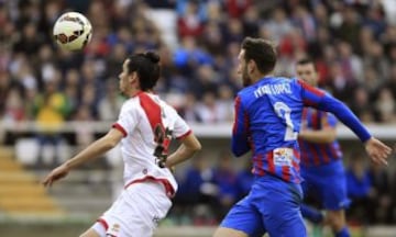 El delantero portugués del Rayo Vallecano "Licá" Pereira controla el balón ante el defensa del Levante Iván López, durante el partido de la vigésima quinta jornada de Liga de Primera División disputado esta tarde en el estadio de Vallecas.