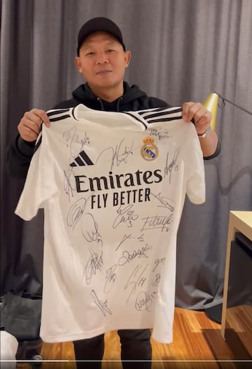 Saenchai, leyenda del Muay Thai, posa con una camiseta del Real Madrid firmada, en su llegada a la capital de España.