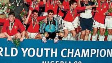 <b>EN NIGERIA EMPEZÓ TODO. </b> La de España es una Selección en la que el sevillista Andrés Palop (34 años) es el jugador más veterano, pero la media es la segunda más joven del torneo. La generación más experimentada es la de Marchena, Xavi e Iker Casillas, los tres de este equipo que participaron en el mayor éxito de la cantera hispana: el Mundial de Nigeria-99. En la foto de arriba se puede ver a los tres celebrando aquel título.