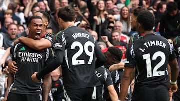 London (United Kingdom), 15/09/2024.- Gabriel Magalhaes of Arsenal (L) celebrates scoring the 1-0 goal during the English Premier League match between Tottenham Hotspur and Arsenal in London, Britain, 15 September 2024. (Reino Unido, Londres) EFE/EPA/DAVID CLIFF EDITORIAL USE ONLY. No use with unauthorized audio, video, data, fixture lists, club/league logos, 'live' services or NFTs. Online in-match use limited to 120 images, no video emulation. No use in betting, games or single club/league/player publications.