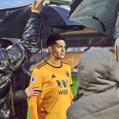 Raúl Jiménez presume regalo de Sin Cara