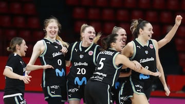 Las jugadoras del Movistar Estudiantes celebran su pase a los cuartos de la Eurocup.