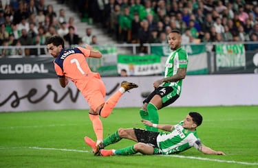 El jugador del Barcelona, Ferran Torres, marca el 1-1 al Betis. 