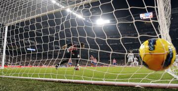 26 de noviembre de 2011. Partido de LaLiga entre el Real Madrid y el Atlético de Madrid en el Bernabéu (4-1). Cristiano Ronaldo marcó el 4-1 de penalti. 