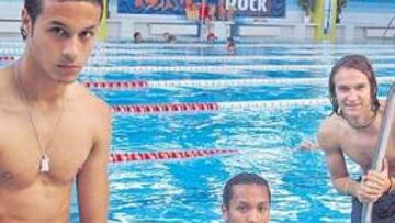 <b>DE RELAX. </b>Toni Calvo, Jeffrey y Diego Capel son los extremos españoles en Polonia. Ayer pensaron en Austria en una relajante piscina.