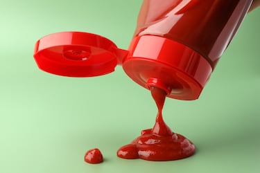 El ketchup no nació como salsa de tomate, sino como una salsa fermentada asiática.
Su origen proviene de China, donde existía una salsa de pescado fermentado llamada ke-tsiap o kôe-chiap, utilizada desde hace siglos como condimento. 
Desde allí pasó a Malasia e Indonesia, donde tomó nombres como kecap o ketjap, y fue adoptada por comerciantes británicos y holandeses en el siglo XVII, quienes la llevaron a Europa.