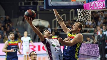 GRAF1030. ANDORRA LA VELLA, 17/11/2018.- El base de Unicaja Jaime Fernández (c) entra a canasta defendido por Rafa Luz (d), de MoraBanc Andorra, durante el partido de la novena jornada de la Liga Endesa entre el MoraBanc Andorra y el Unicaja que se juega esta tarde en el Poliesportiu d'Andorra. EFE/Fernando Galindo