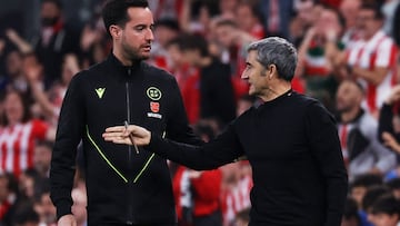 Soccer Football - LaLiga - Athletic Bilbao v FC Barcelona - San Mames, Bilbao, Spain - May 25, 2025 Athletic Bilbao coach Ernesto Valverde reacts towards the fourth official REUTERS/Pankra Nieto