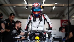 S&eacute;bastien Buemi se sube en el Nissan. 