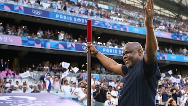 ¿Por qué se dan tres golpes en el suelo con un palo en París 2024?