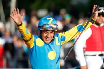 El mexicano se convirtió en el jinete de más edad y el primer hispanoamericano en ganar la Triple Corona del hipismo estadounidense. Guió a American Pharoah al triunfo en el Kentucky Derby, Preakness Stakes y Belmont Stakes, la primera vez que un caballo logra la hazaña en 37 años.