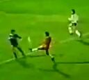 Los dos casi golazos olvidados de Maradona ante Colo Colo
