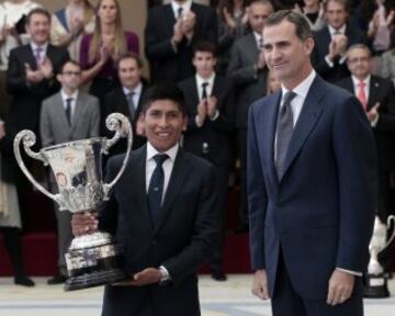 El rey Felipe entrega al ciclista colombiano Nairo Quintana, vencedor del Giro de Italia 2014, el Trofeo Comunidad Iberoamericana, durante la ceremonia de entrega de los Premios Nacionales del Deporte 2014