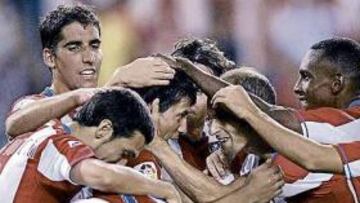 <b>UNA PIÑA. </b>Los rojiblancos vieron el partido sentenciado tras el gol de Agüero. La celebración evidenció la unión del vestuario.