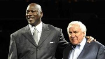 Michael Jordan junto Dean Smith en un imagen reciente.