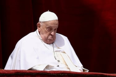El Papa Francisco aparece en un balcón, el día del mensaje "Urbi et Orbi" (a la ciudad y al mundo) en la Plaza de San Pedro, el Domingo de Pascua, en el Vaticano.