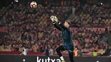 Athletic Bilbao's Spanish goalkeeper #13 Julen Agirrezabala warms up prior the Spanish Copa del Rey (King's Cup) final football match between Athletic Club Bilbao and RCD Mallorca at La Cartuja stadium in Seville on April 6, 2024. (Photo by JAVIER SORIANO / AFP)