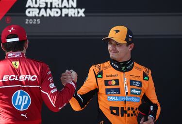 Lando Norris saluda al piloto monegasco Charles Leclerc. Mañana saldrán en la primera línea de salida.