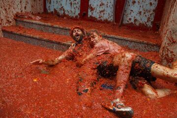 BUNOL, SPAIN - AUGUST 30:  Revellers enjoy the atmosphere in tomato pulp while participating the annual Tomatina festival on August 30, 2017 in Bunol, Spain. An estimated 22,000 people threw 150 tons of ripe tomatoes in the world's biggest tomato fight held annually in this Spanish Mediterranean town.  (Photo by Pablo Blazquez Dominguez/Getty Images)