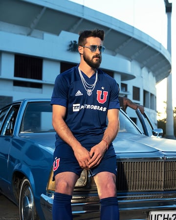 Integrantes de los equipos femenino y masculino dieron a conocer la nueva camiseta de Universidad de Chile con miras a la próxima temporada.