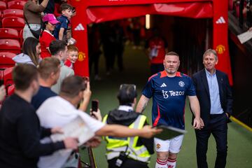 Vestido para salir a calentar, Wayne Rooney sale del t¨²nel de vestuarios para hacer unos ejercicios de activaci¨®n del cuerpo, antes se par¨® a saludar aficionados del Manchester United.