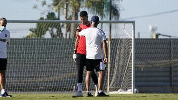 Munir y Pellicer en el campo de la Federación Malagueña de Fútbol.