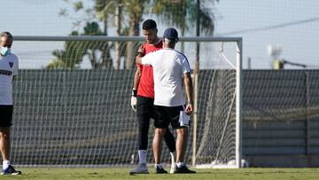 Munir y Pellicer en el campo de la Federaci&oacute;n Malague&ntilde;a de F&uacute;tbol.