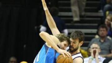 Dirk Nowitzki (i) de los Mavericks ante Marc Gasol (d) de los Grizzlies.