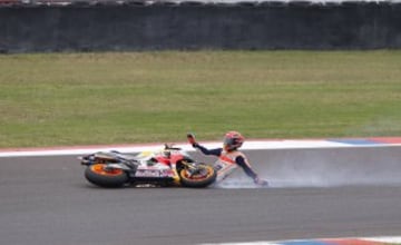 Caída del piloto español Marc Márquez, de Honda, cae, durante la carrera del Gran Premio de Argentina de MotoGP