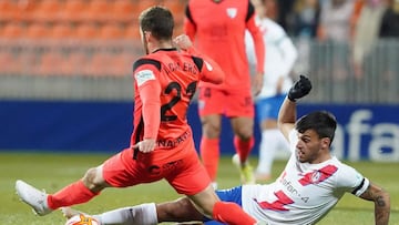 Iv&aacute;n Calero, en una disputa durante el Rayo Majadahonda - M&aacute;laga.