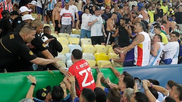 AMDEP3569. RÍO DE JANEIRO (BRASIL), 21/11/2023.- Emiliano Martínez (c) portero de Argentina intenta controlar disturbios entre hinchas de Brasil y de Argentina hoy, en un partido de las eliminatorias para la Copa Mundo de Fútbol de 2026 entre Brasil y Argentina en el estadio Maracaná en Río de Janeiro (Brasil). EFE/ Andre Coelho
