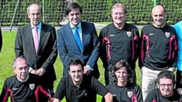 <b>AL COMPLETO. </b>García Macua, Irureta y el plantel que forma el staff técnico de Lezama.