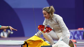 PARÍS, 29/07/2024.- La esgrimista española Lucía Martín-Portugués tras perder ante la húngara Anna Marton en su combate de sable individual femenino de los Juegos Olímpicos de París 2024 este lunes en el Grand Palais, en París, Francia. Marton ganó por 8-15. EFE/ Julio Muñoz
