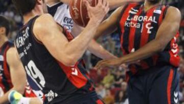 El alero del Caja Laboral Baskonia Fernando San Emeterio (i) disputa un rebote al ala-pívot irlandés del San Sebastián Gipuzkoa Basket Will Hanley.