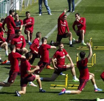 Los jugadores del Atlético de Madrid durante el entrenamiento esta mañana en el Cerro del Espino previo al partido de mañana ante el Sevilla en el Vicente Calderón.