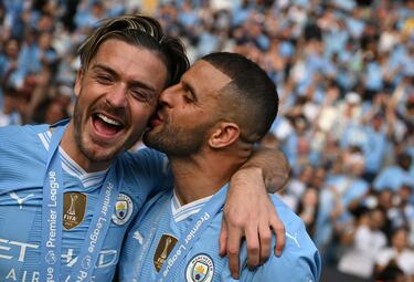 Beso entre Kyle Walker y Jack Grealish.