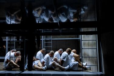 La administración Trump deportó el pasado 31 de marzo a El Salvador a 17 personas acusadas de pertenecer a las organizaciones criminales Tren de Aragua y MS-13. La deportación se produce en el marco de un acuerdo entre Washington y El Salvador para trasladar allí a los inmigrantes que según la administración americana pertenecen a grupos delictivos pese a que dos fallos judiciales prohibieran las deportaciones exprés basadas en la Ley de Enemigos Extranjeros.