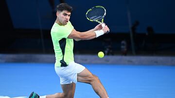 El tenista español Carlos Alcaraz devuelve una bola durante un partido de exhibición ante Alex De Minaur antes del Open de Australia.