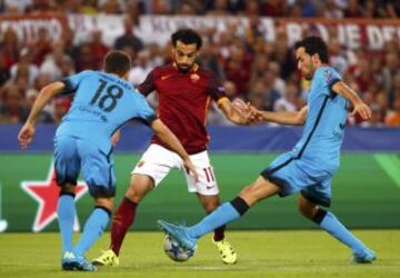 Mohamed Salah entre Jordi Alba y Sergio Busquets.