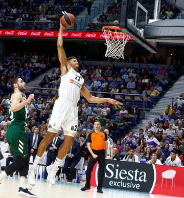 Pívot - 27 años - 2,21
El caboverdiano es la mayor fuerza en la zona de toda la Euroliga. Con una envergadura de 236 centímetros, el pívot ha sido fundamental en el Madrid desde su fichaje a mediados de la pasada temporada. Ha sido el máximo taponador de