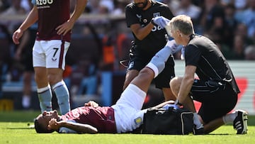 Soccer Football - Premier League - Aston Villa v Everton - Villa Park, Birmingham, Britain - August 13, 2022 Aston Villa's Diego Carlos receives medical attention after sustaining an injury REUTERS/Dylan Martinez EDITORIAL USE ONLY. No use with unauthorized audio, video, data, fixture lists, club/league logos or 'live' services. Online in-match use limited to 75 images, no video emulation. No use in betting, games or single club /league/player publications.  Please contact your account representative for further details.