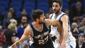 MSP03-MINNEAPOLIS (EE.UU.), 6/12/2016.- Ricky Rubio (d) de los Timberwolves disputa el balón con Nico Laprovittola (i) de los Spurs hoy, martes 6 de diciembre de 2016, durante su partido de la NBA en el Target Center en Minneapolis, Minnesota (EE.UU.). EFE/ CRAIG LASSIG