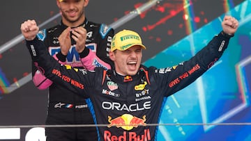 AMDEP9636. SAO PAULO (BRASIL), 03/11/2024.- El neerlandés Max Vertapeppen de Red Bull celebra en el podio al ganar el Gran Premio de Sao Paulo de la Fórmula Uno este domingo, en el circuito de Interlagos en Sao Paulo (Brasil). EFE/ André Coelho