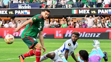 Mexico's forward Henry Martin, Panama's defender Fidel Escobar, and Panama's goalkeeper Orlando Mosquera vie for the ball during the Concacaf 2023 Gold Cup final football match between Mexico and Panama at SoFi Stadium in Inglewood, California, on July 16, 2023. (Photo by Frederic J. BROWN / AFP)