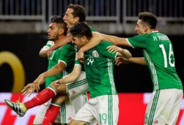 Los jugadores de México celebran después del gol de 'Tecatito' Corona.