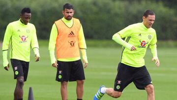 Costa, en el centro, durante el entrenamiento.