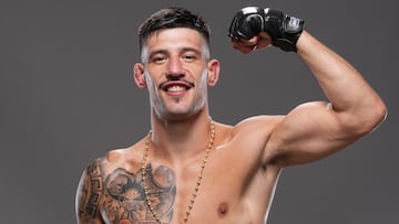 Joel Álvarez posa para una sesión de la UFC.