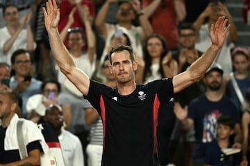 El británico, de 37 años, pierde en el dobles junto a Dan Evans y el único doble campeón olímpico de tenis, dice adiós.